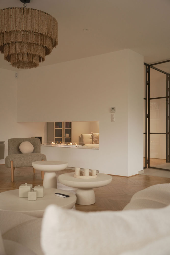 Cheminée traversante sur-mesure pour séparation de deux espaces.