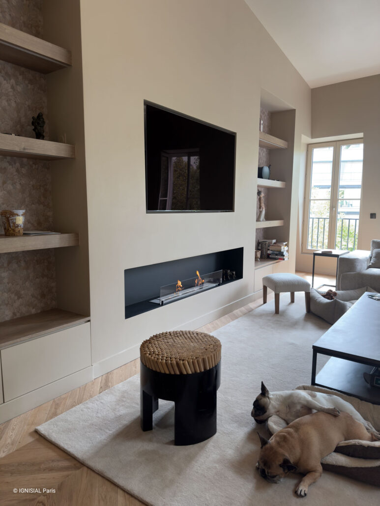 Cheminée contemporaine intégrée sous un téléviseur mural dans un intérieur moderne