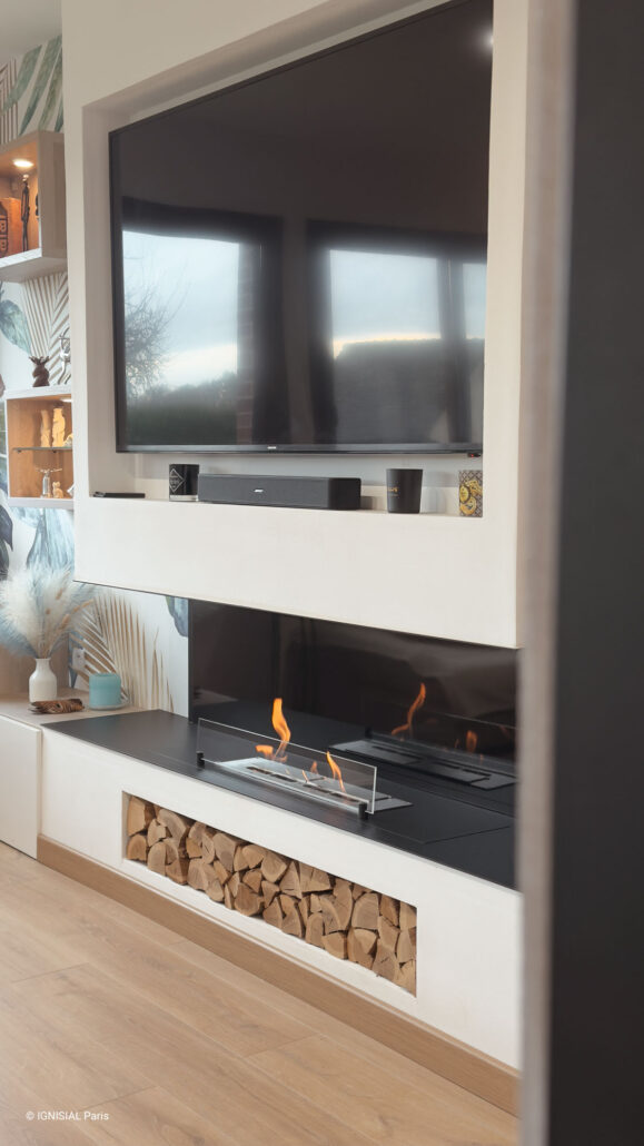 Gros plan sur la flamme d’une cheminée éthanol sur-mesure dans un intérieur moderne