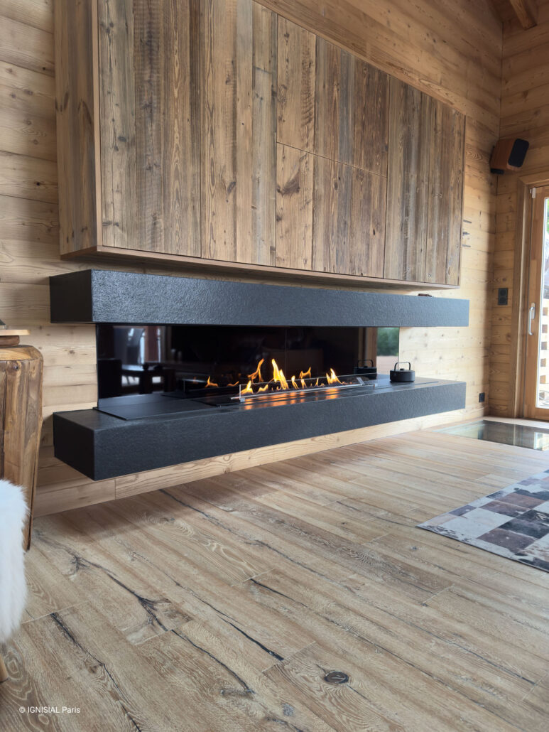 Cheminée contemporaine avec fond noir brillant intégrée dans un mur en bois