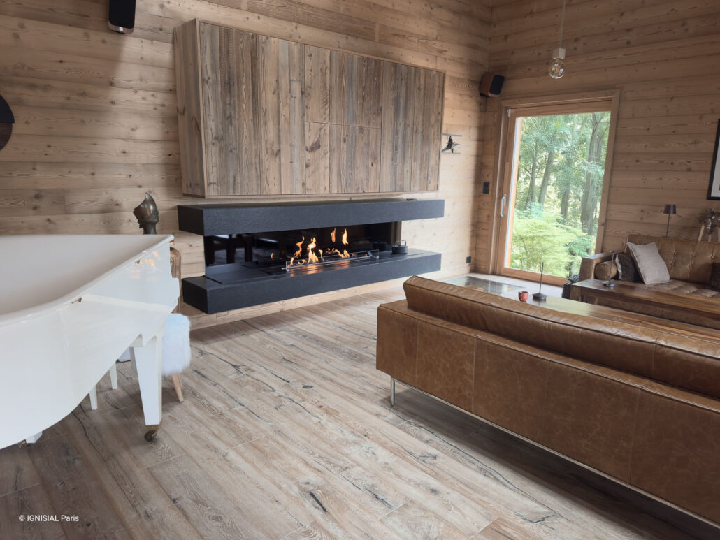 Cheminée contemporaine avec fond noir brillant intégrée dans un mur en bois