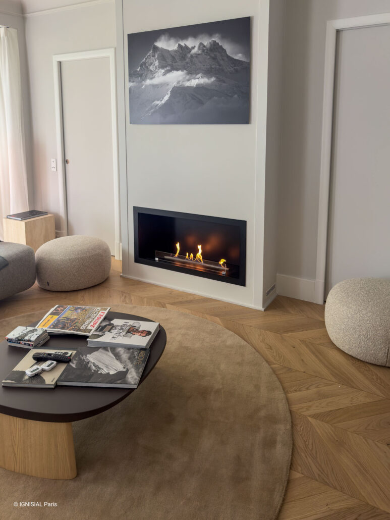Insert EGNIS 1050 design intégré dans un mur dans un intérieur sobre