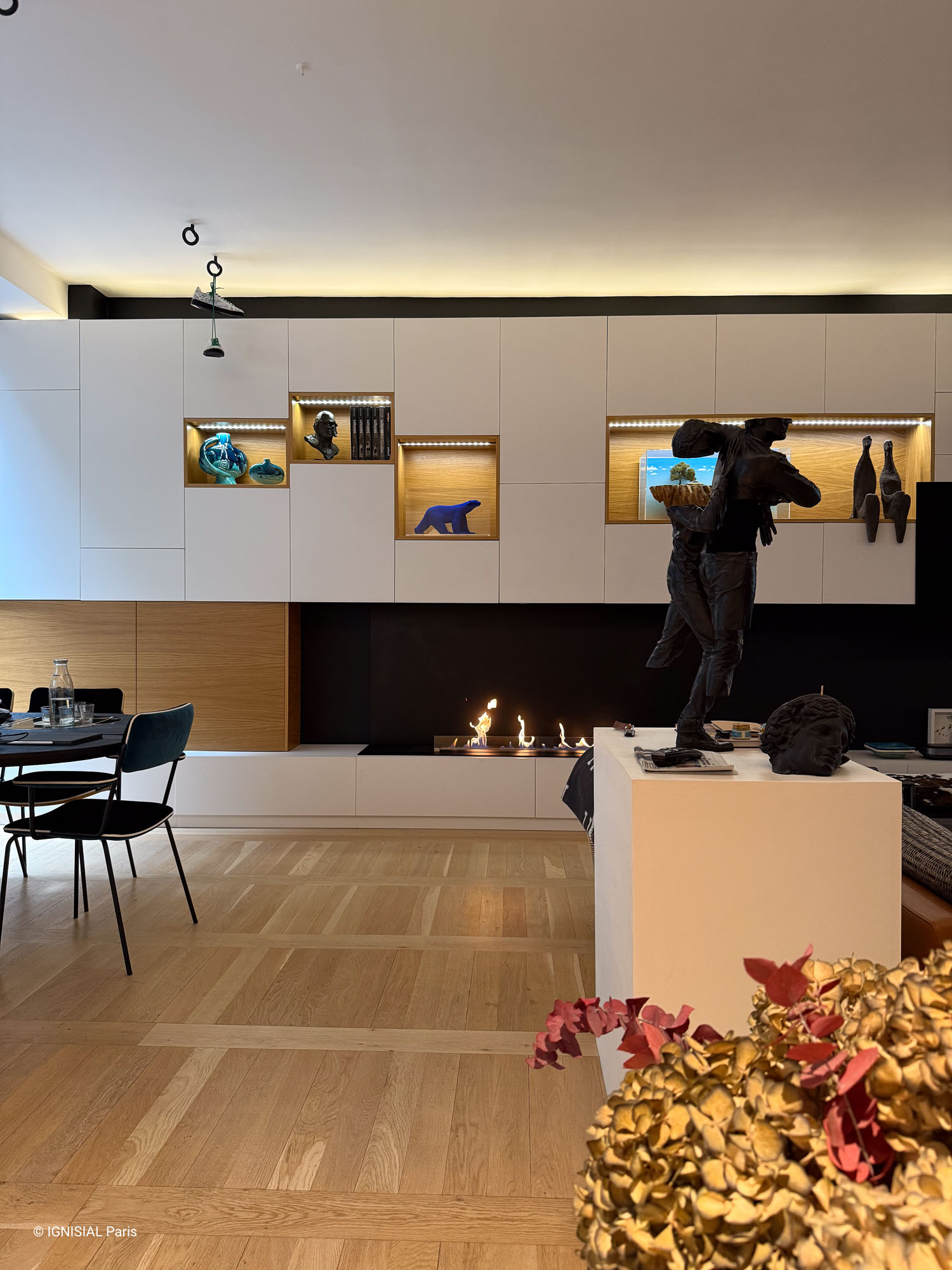 Cheminée sur-mesure avec brûleur EGNIS 1450 intégré dans mobilier contemporain toute longueur à Paris