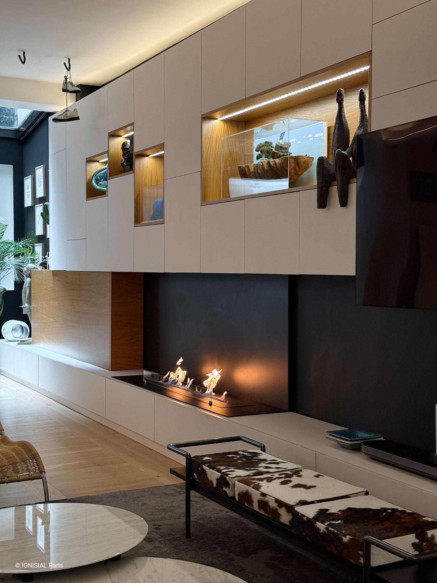 Intégration cheminée design éthanol EGNIS 1450 dans meuble mural bois et laque intérieur parisien haut de gamme