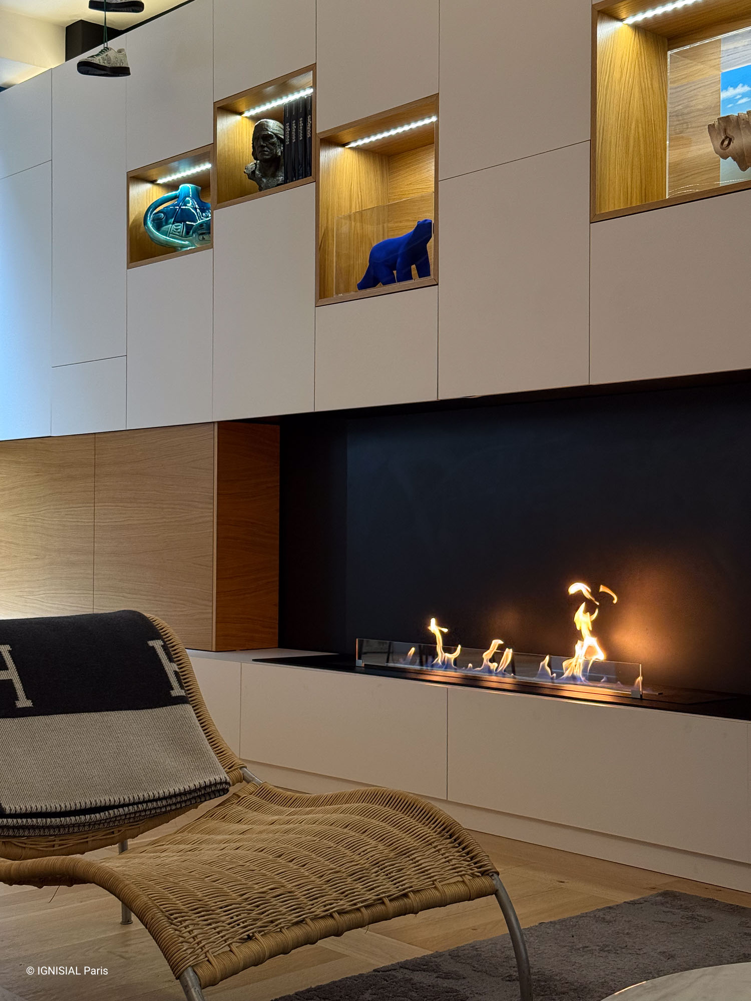 Détail flamme linéaire du brûleur EGNIS 1450 encastré dans bandeau noir mat sur mobilier laqué
