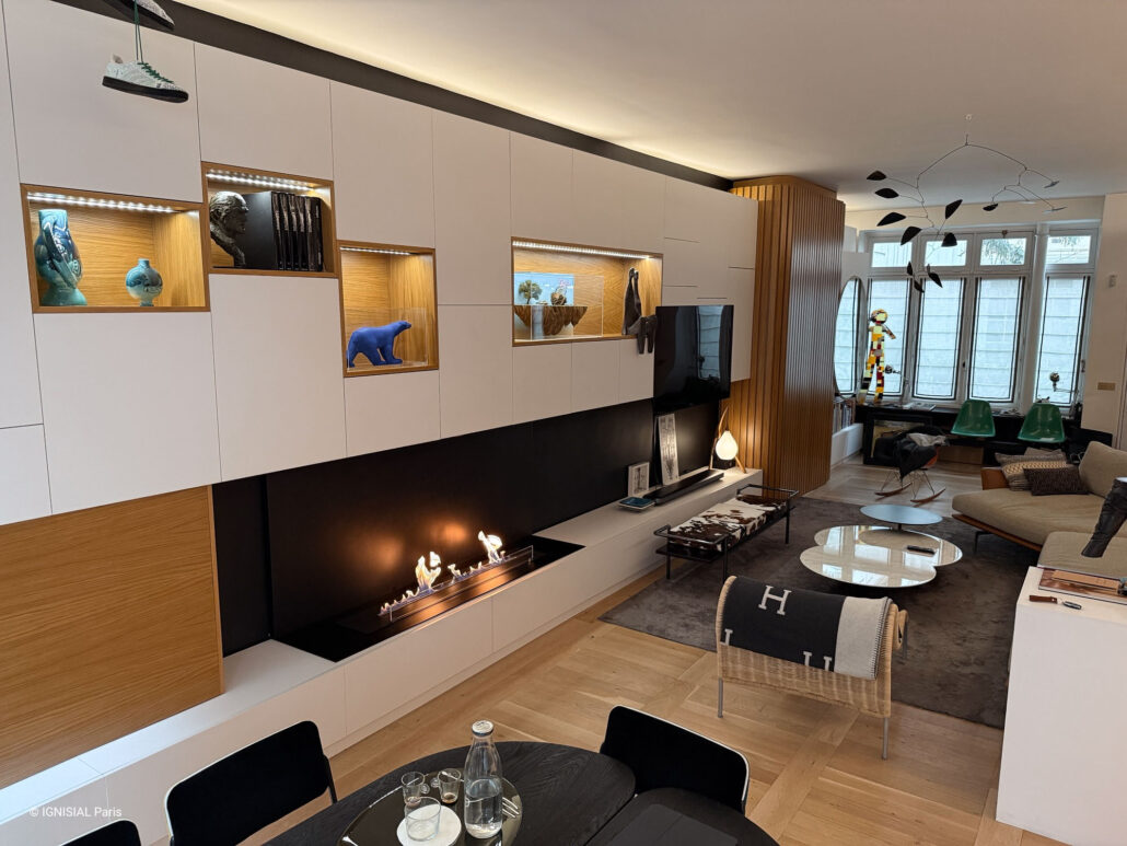 Mobilier sur-mesure bois et laque avec cheminée linéaire EGNIS 1450 intégrée affleurante